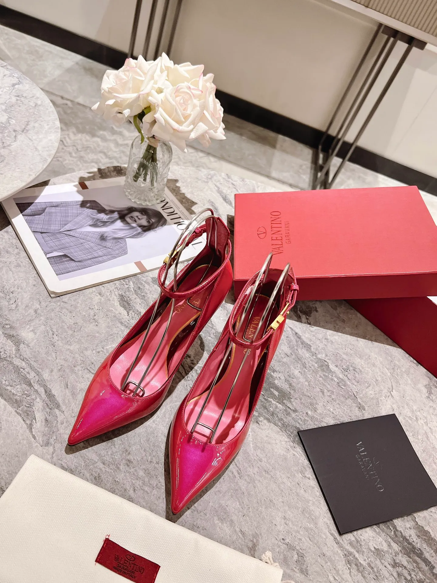 👟👟Ex-factory price 440👟👟 Genuine leather sole +40 Top version 𝑉𝐴𝐿𝐸𝑁𝑇𝐼𝑁𝑂 Valentino new spring and summer women's 6⃣️color patent leather shoes. Unique (small V-label buckle) hardware brings out a full sense of high-end, and the new season will live up to expectations! Worth buying ★ Qipi is absolutely high-grade ❥Original method, absolutely sensual ❥Elegant style, creating a different feeling, simple and elegant style!  Code number: 35-41 (34-42 customized) Fabric: Imported patent leather Lining: Sheepskin lining Heel height: 7cm-10cm2⃣️Various heel height options Leather outsole Rubber outsole